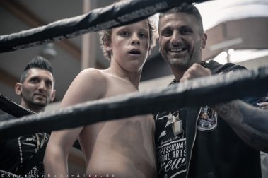 Jacob Wille von der Sportschule Alex, bei der Phoenix Fight Night Gala 2017, kämpft Kickboxen K1